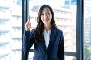 指差しをする若い日本人女性
