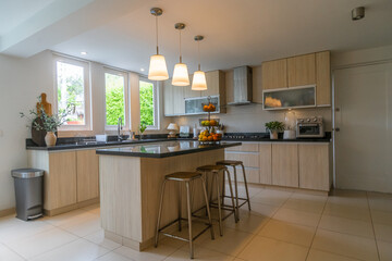 kitchenette estilo americano con estufa, alacena , muebles altos y bajos de melamina y mesa de...