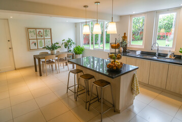 kitchenette estilo americano con estufa, alacena , muebles altos y bajos de melamina y mesa de granito moderno