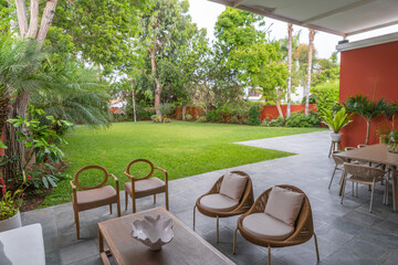 jardin de casa familiar con mobiliario moderno  para reuniones , parcialmente techado 