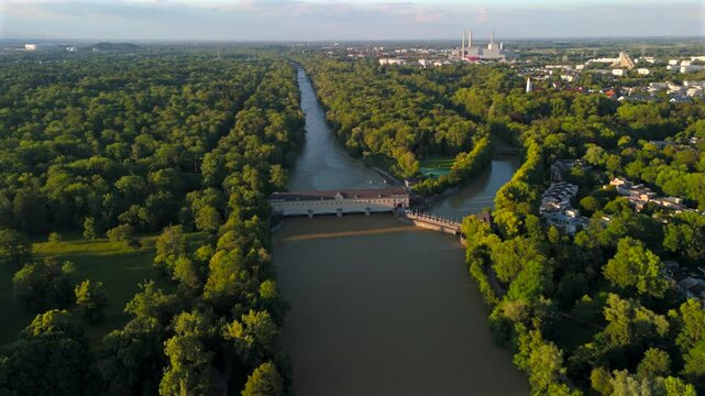 Stauwehr Oberfoehring Muenchen, Bayern, Deutschland Luftaufnahme im Sommer. Dam on Isar River in Munich, Germany aerial view in summer. Top view of the English Garden and the dam on the River Isar. 
