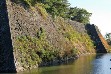 お城の堀と高い石垣の風景