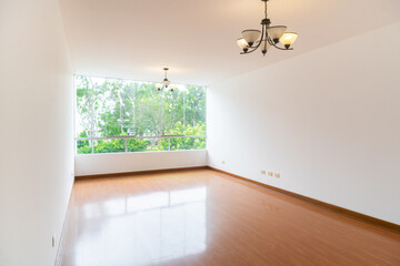 Sala de departamento con acabados modernos, piso de melamina color madera, con amplia mampara y...