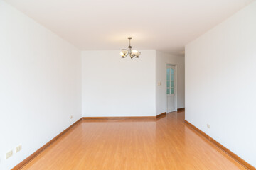 vista interna de sala de departamento moderno, iluminado con piso de madera