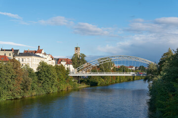 Obraz premium Stadtansicht von Bamberg in Bayern mit der im Jahre 2006 fertiggestellten Luitpoldbrücke über den Fluss Regnitz