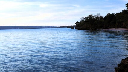 Natural scenery, with clear sea and cloudy sky in the background