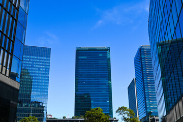 青空と高層ビルの都市風景