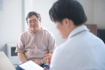 診察する男性と医師