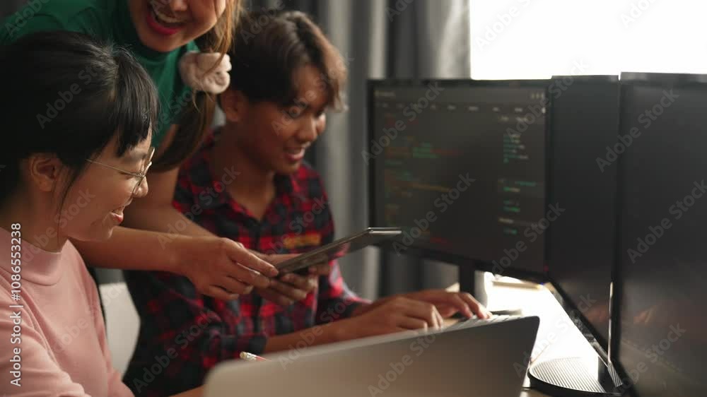 Aufkleber slow motion back end software developer engineer for computer programming working together on debugg