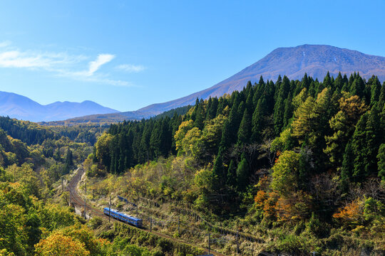 晩秋の黒姫山の裾野を走るしなの鉄道を信越大橋から望む