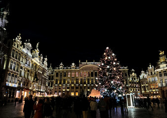 Naklejka premium Christmas Time in Grand Place, Brussels, Belgium Surrounded by Holiday Lights