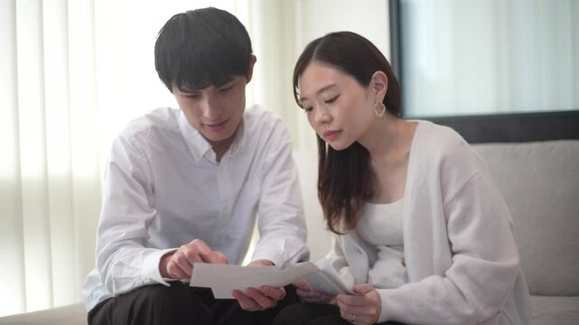 エコー写真を見る夫婦