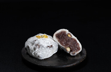 金箔を乗せた高級豆大福