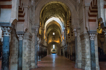 Pasillo y bóveda en arco en el interior de la majestuosa mezquita catedral de Córdoba, España
