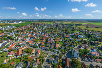 Obraz premium Der Augsburger Stadtteil Inningen im Tal der Wertach im Luftbild