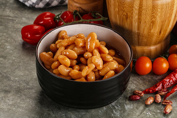 Canned beans in tomato sauce