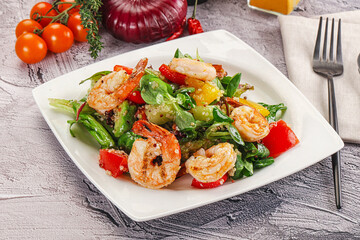 Salad with prawn and quinoa