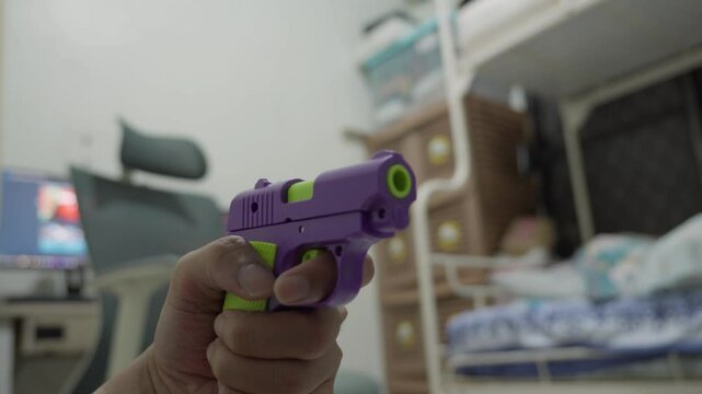 Toy gun with realistic muzzle flash effect