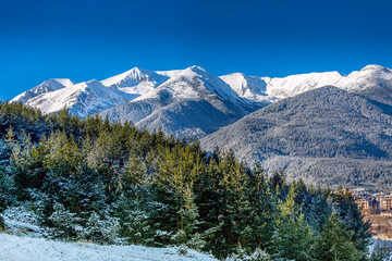Fototapeta premium Houses and snow mountains in Bansko, Bulgaria
