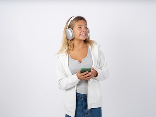 Naklejka premium Beautiful teen girl wearing white jacket hold telephone hands read good youth news look empty space advert