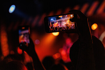 Captured Vibes: A Glimpse of Enthralling Live Music through a Smartphone Lens