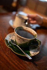 温かいコーヒーを飲む	