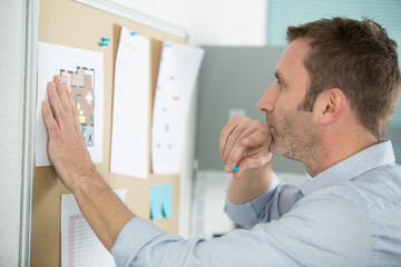 creative man writing down ideas of sticky notes