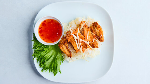 Innbakt Kylling med Ris &ndash; A delicious dish with crispy fried chicken wrapped in a light batter, served alongside fragrant steamed rice, creating a perfect combination of crunchy and savory flavors