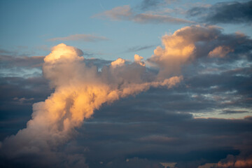 Obraz premium Sunrise background, Dramatic majestic scenery sunset, Sky with clouds in Sunrise sky light background. Sunrise with clouds in various shapes, High quality photo