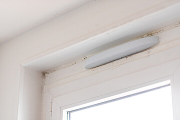 Moisissure encadrement de fenêtre, condensation, mal isolé, moisie