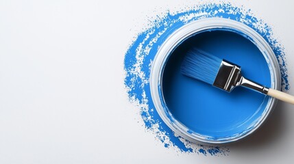 Blauer Farbtopf mit Pinsel auf wei&szlig;em Hintergrund, ideal f&uuml;r Renovierungsprojekte, bietet Platz f&uuml;r kreative Ideen und Inspiration zur Wandgestaltung.