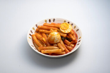한국의 맛있는 계란이 포함된 떡볶이