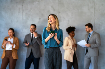 Obraz premium Happy businesspeople laughing while collaborating on a new project in an office.