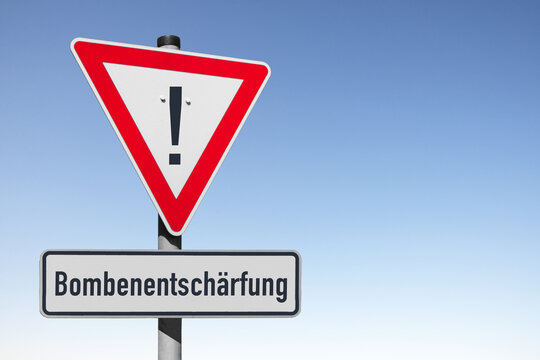 Warndreieck, Vorsicht, Bombenentsch&auml;rfung