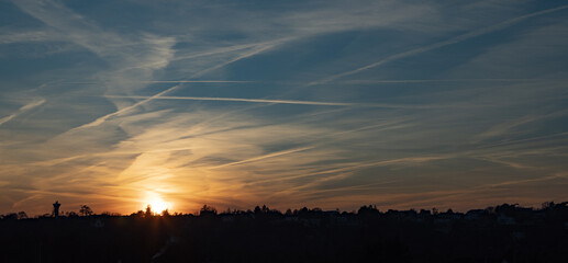 Vue panoramique de ville au coucher du soleil	