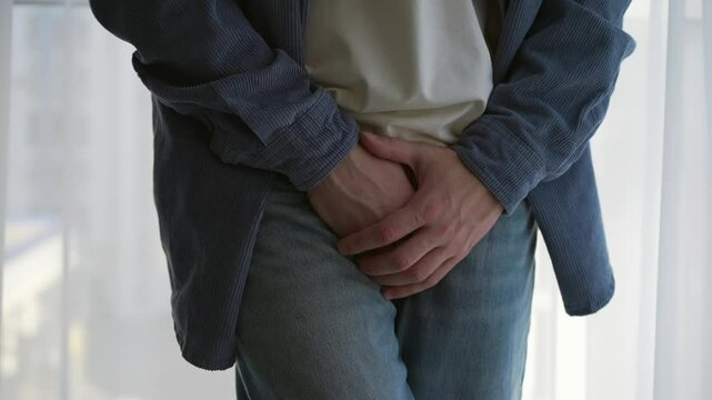 Pain in the penis in a man.
Premature ejaculation in men.
A guy has pain when urinating.
A young man suffers from pain when urinating.
Problems with the genitals