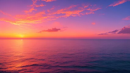Naklejka premium 海に沈む息をのむような夕日が、空を暖かく鮮やかな色で彩り、水面に反射しています。広がる雲が奥行きとコントラストを加え、リラックスした魅力的な雰囲気を演出します。沈む太陽の黄金の光が、平和と静けさを呼び起こします。