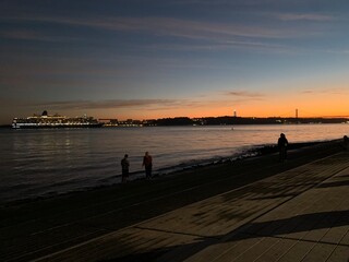 Vue du Tage à Lisbonne le soir