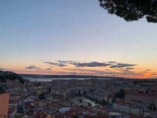 Vue panoramique de Lisbonne le soir