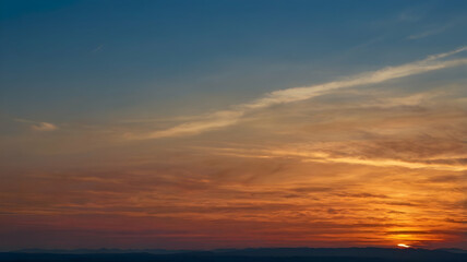 Obraz premium Sky gradient from blue to orange sunset