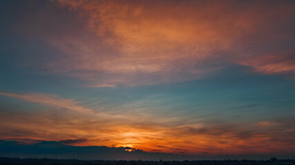 Obraz premium Sky gradient from blue to orange sunset