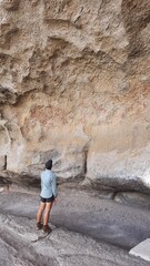 mulher no parque estadual pedra da boca, em araruna, paraíba