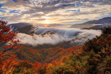 秋の枝折峠の滝雲