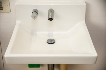 公衆トイレの洗面台