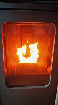 Fiamma di Stufa a Pellet: Calore e Comfort Domestico