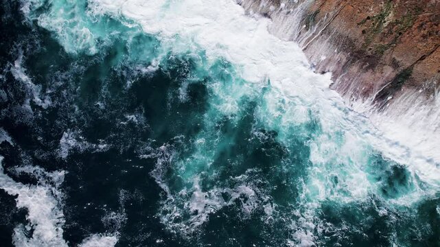 Belles vagues contre une falaise vue de dessus en drone