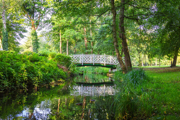 Obraz premium Elegant white wooden bridge on a park in Sopot - Poland