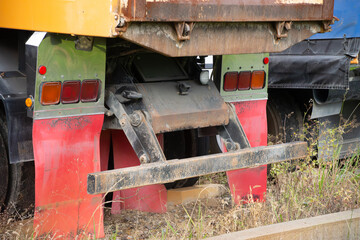 大型ダンプの後部バンパー