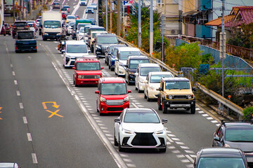 帰宅ラッシュで渋滞する国道の車列