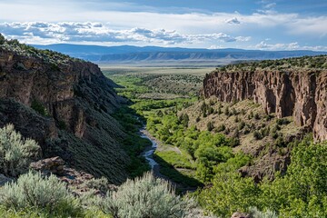 Obraz premium Breathtaking Canyon View Overlooking a Lush River Valley